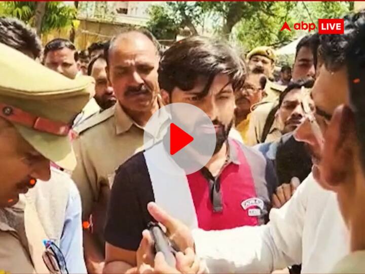 Samajwadi Party Amethi MLA Rakesh Singh Viral Video of took out pistol on UP Police Watch Video Watch: थाने में पुलिस के सामने सपा विधायक ने निकाली पिस्टल, बोले- 'गोली मार लूंगा...', वीडियो वायरल