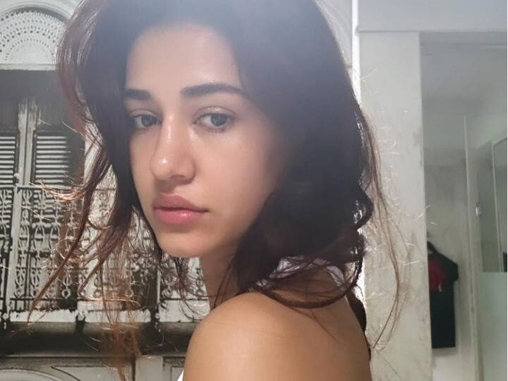 Disha Patani Pics: बॉलीवुड की ब्यूटीफुल एक्ट्रेस दिशा पटानी अपनी लेटेस्ट फोटोज की वजह से सोशल मीडिया पर ट्रोल हो रही हैं. एक्ट्रेस को अपने नोमेकअप लुक की तस्वीरें शेयर करना भारी पड़ गया है.