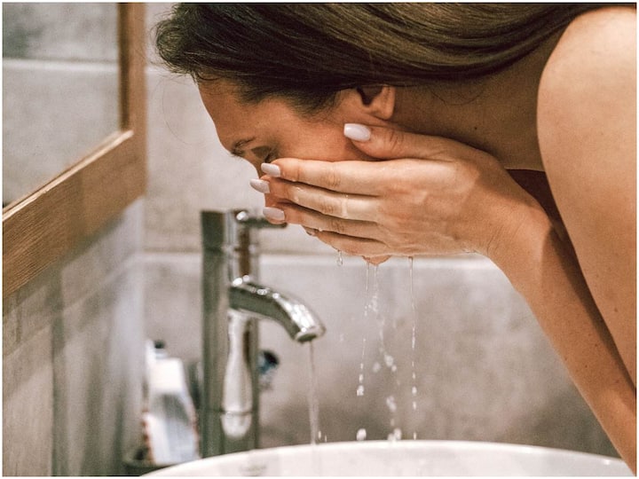 Are You Using Tap Water For Face Wash, This Habit Can Ruin Your SKin Skin Care: ట్యాప్ వాటర్‌తో ఫేస్ వాష్ చేసుకుంటున్నారా? సహజమైన మెరుపు మీరు పోగొట్టుకుంటున్నట్టే