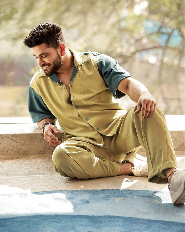 बता दें कि शिव ठाकरे ने मराठी बिग बॉस जीतने के बाद ‘बिग बॉस 16’ हिंदी में हिस्सा लिया था. जिसमें उनको दर्शकों ने काफी ज्यादा पसंद किया था. शिव शो तो नहीं जीत पाए लेकिन उन्होंने दर्शकों का दिल खूब जीता था.