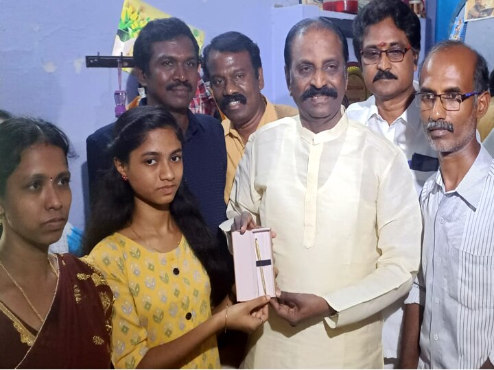 Golden Pen to Nandhini: 'கல்வி உலகம் நந்தினியை கொண்டாட வேண்டும்' - தங்கைக்கு தங்கப் பேனா அளித்த வைரமுத்து