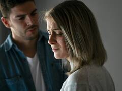 प‍ीरियड्स के दौरान महिलाओं को क्यों होते हैं 'मूड स्विंग्स'? इसे कैसे कर सकते हैं कंट्रोल?