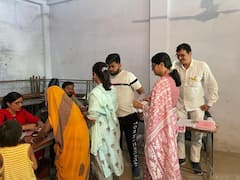 UP Nikay Chunav Voting: निकाय चुनाव में वोट डालने के बाद अनुप्रिया पटेल का दिखा खास अंदाज, मुस्कुराकर दी ये प्रतिक्रिया