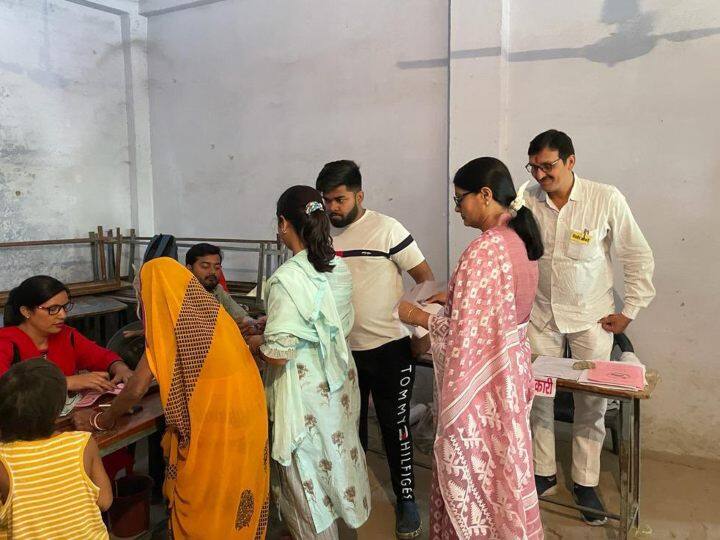 अनुप्रिया पटेल ने मिर्जापुर के पंडित गुप्ता राम इंटर कॉलेज स्टेशन वार्ड 15 में मतदान किया. 