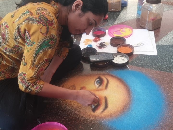 Special Rangoli made by Female Nursing Officer in AIIMS Jodhpur on International Nursing Day ANN जोधपुर: अंतर्राष्ट्रीय नर्सिंग दिवस पर AIIMS Jodhpur में बनी विशेष रंगोली, 10 घंटे का लगा समय