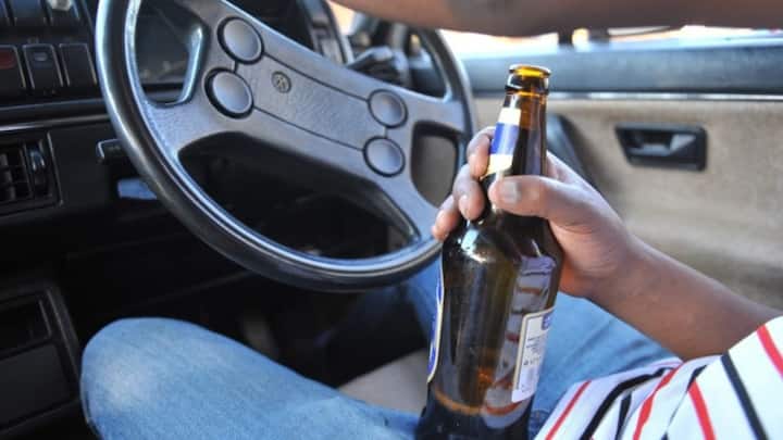 Drink & Drive Challan:  ઘણી વખત લોકો ડ્રાઇવિંગ કરતી વખતે દારૂ પીવાનું શરૂ કરે છે, જેના કારણે તેઓ બીજાની સુરક્ષા સાથે રમત કરે છે. બીજી તરફ જો પકડાય તો ભારે ચલણ સાથે સજાની જોગવાઈ છે.