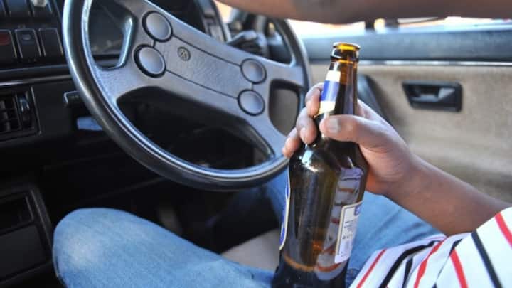 Drink & Drive Challan: ઘણી વખત લોકો ડ્રાઇવિંગ કરતી વખતે દારૂ પીવાનું શરૂ કરે છે, જેના કારણે તેઓ બીજાની સુરક્ષા સાથે રમત કરે છે. બીજી તરફ જો પકડાય તો ભારે ચલણ સાથે સજાની જોગવાઈ છે.