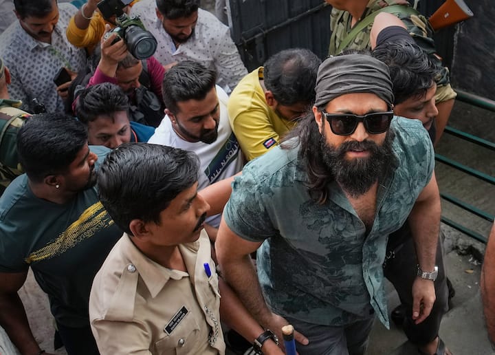 এদিন ভোট দিয়েছেন নারায়ণ মূর্তি এবং তাঁর স্ত্রী সুধা মূর্তি। এছাড়াও প্রাক্তন ভারতীয় ক্রিকেটার জাভাগল শ্রীনাথ, কন্নড় সিনেমার তারকা যশকে দেখা গিয়েছে ভোটের লাইনে।