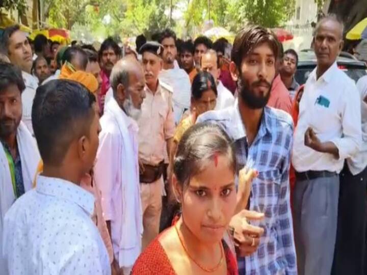 Gopalganj News woman reached police station with her husband after beating ann Bihar News: गोपालगंज में सड़क पर पति-पत्नी का हाई-वोल्टेज ड्रामा, महिला ने पिटाई करते हुए हसबैंड को लेकर पहुंची थाना