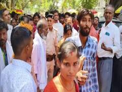 गोपालगंज में सड़क पर पति-पत्नी का हाई-वोल्टेज ड्रामा, महिला ने पिटाई करते हुए हसबैंड को लेकर पहुंची थाना