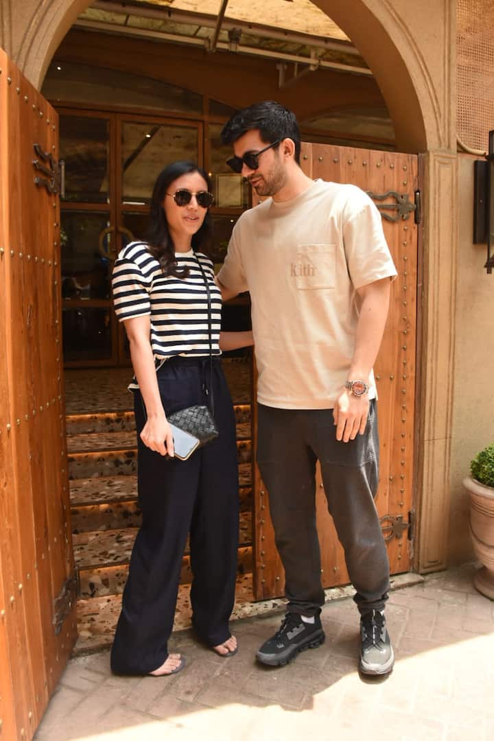 Both of them sported casual looks with Karan wearing a beige T-shirt and brown pants, and Drisha sporting black pants and black and white striped top.