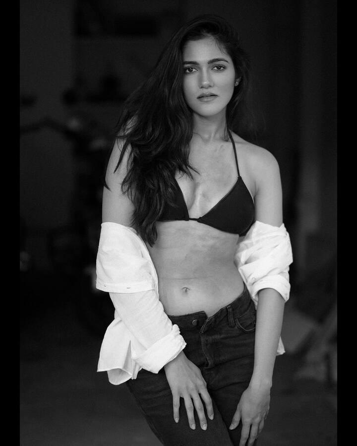 లేటెస్ట్ గా పోస్ట్ చేసిన ఫొటోస్ చూసి ఈమెకు అవకాశాలు ఎందుకు రావడం లేదబ్బా అంటున్నారు నెటిజన్లు...