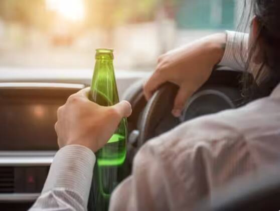 Drink & Drive Challan: ਕਈ ਵਾਰ ਲੋਕ ਗੱਡੀ ਚਲਾਉਂਦੇ ਸਮੇਂ ਸ਼ਰਾਬ ਪੀਣਾ ਸ਼ੁਰੂ ਕਰ ਦਿੰਦੇ ਹਨ, ਜਿਸ ਕਾਰਨ ਉਹ ਦੂਜਿਆਂ ਦੀ ਸੁਰੱਖਿਆ ਨਾਲ ਖਿਲਵਾੜ ਕਰਦੇ ਹਨ। ਦੂਜੇ ਪਾਸੇ ਫੜੇ ਜਾਣ 'ਤੇ ਭਾਰੀ ਚਲਾਨ ਦੇ ਨਾਲ-ਨਾਲ ਸਜ਼ਾ ਦੀ ਵਿਵਸਥਾ ਹੈ।