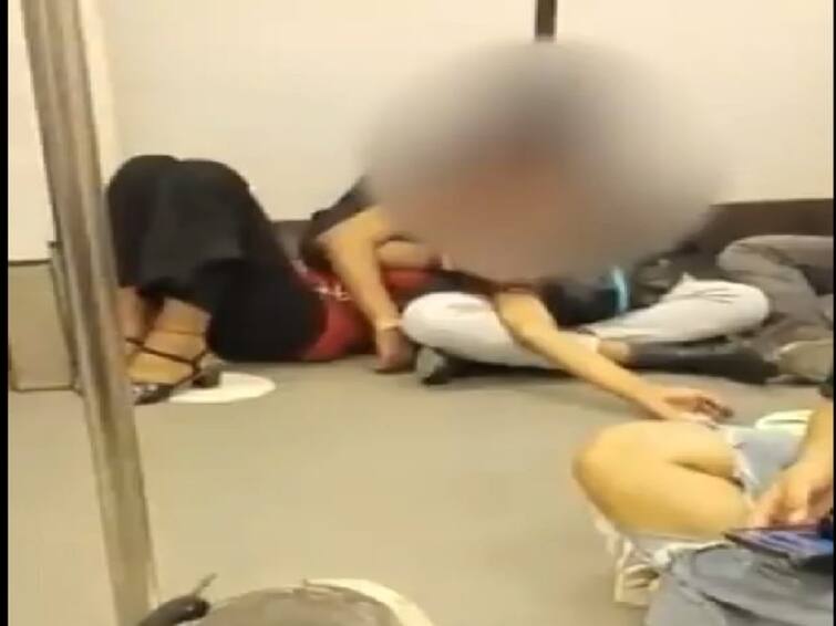 Couple kisses in delhi metro train passengers should behave responsibly  metro rail management Watch video: கொஞ்சம் பொறுப்புடன் நடந்துக்கோங்க.. முத்த மழை பொழிந்த காதல் ஜோடி... - வைரல் வீடியோவால் எச்சரிக்கும் மெட்ரோ நிர்வாகம்!