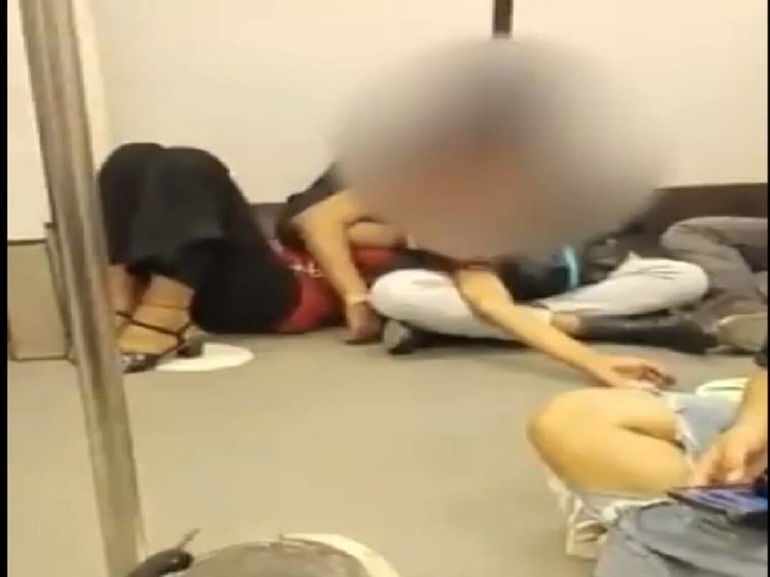 Watch video: கொஞ்சம் பொறுப்புடன் நடந்துக்கோங்க.. முத்த மழை பொழிந்த காதல் ஜோடி... - வைரல் வீடியோவால் எச்சரிக்கும் மெட்ரோ நிர்வாகம்!