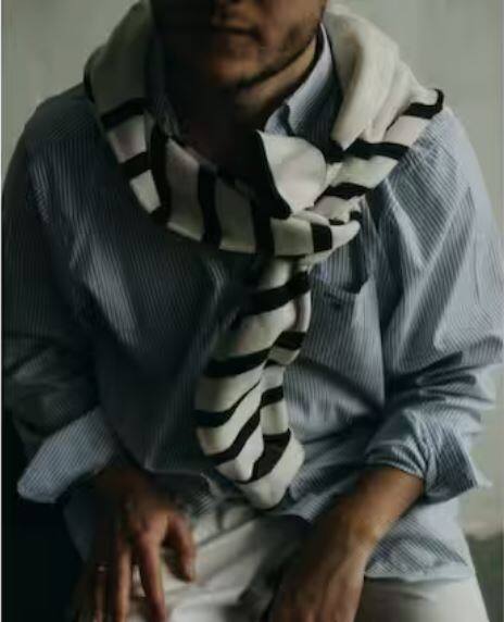 ਅੱਜਕੱਲ੍ਹ ਔਰਤਾਂ ਵੀ ਕਮੀਜ਼ਾਂ ਪਾਉਣ ਲੱਗ ਪਈਆਂ ਹਨ। ਪਹਿਲਾਂ ਔਰਤਾਂ ਦੀਆਂ ਕਮੀਜ਼ਾਂ ਵਿੱਚ ਜੇਬਾਂ ਨਹੀਂ ਹੁੰਦੀਆਂ ਸਨ। ਔਰਤਾਂ ਦੇ ਕੱਪੜਿਆਂ ਵਿੱਚ ਜੇਬਾਂ ਪਾਉਣ ਦਾ ਰੁਝਾਨ ਬਹੁਤ ਬਾਅਦ ਵਿੱਚ ਆਇਆ ਹੈ।