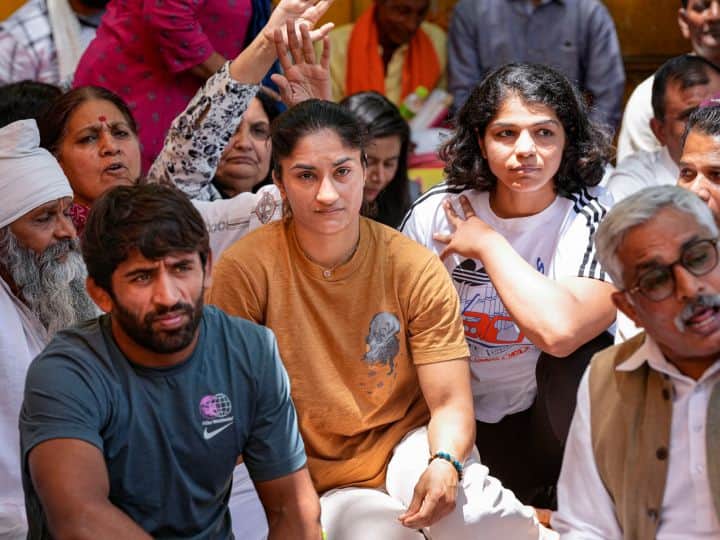 Wrestlers Protests Delhi Police Plea In Court For Victim Statement Brij  Bhushan Sharan Singh | Wrestlers Protests: बृजभूषण सिंह के खिलाफ जारी है  पहलवानों का प्रदर्शन, पुलिस ने पीड़ितों के बयान दर्ज करने के लिए कोर्ट में  लगाई अर्जी