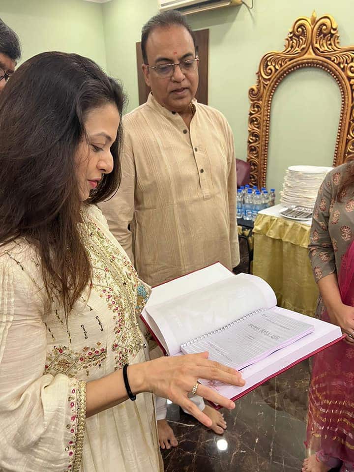 শুভ মহরতের পুজোর একগুচ্ছ ছবি পোস্ট করলেন পরিচালক। মুখ্য চরিত্রে ফের কোয়েল মল্লিক।