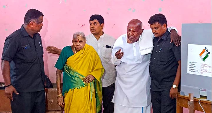 এদিন ভোটে একাধিক হেভিওয়েট ভোটার ছিলেন। প্রাক্তন প্রধানমন্ত্রী এইচ ডি দেবেগৌড়া, কেন্দ্রীয় অর্থমন্ত্রী নির্মলা সীতারমন, কেন্দ্রীয় সংসদ বিষয়ক মন্ত্রী প্রহ্লাদ জোশী, মুখ্যমন্ত্রী বাসবরাজ বোম্মাইয়া, প্রাক্তন মুখ্যমন্ত্রী বিএস ইয়েদুরাপ্পা এবং ডিভি সদানন্দ গৌড়া। কংগ্রেসের প্রাক্তন মুখ্যমন্ত্রী সিদ্দারামাইয়া, জগদীশ শেট্টার।