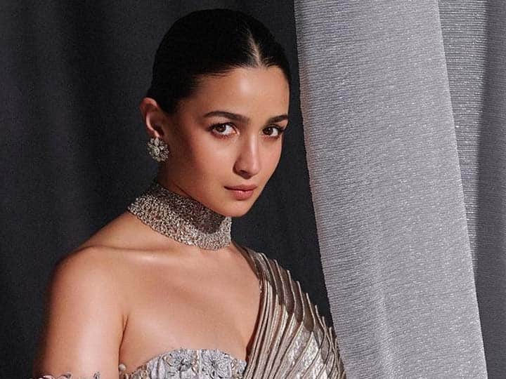 Alia Bhatt opened up about the adorable habit that her daughter Raha Kapoor says  She has started to touch her face while feeding her Alia Bhatt Daughter: आलिया भट्ट को बहुत पसंद है बेटी राहा की ये आदत, कहा- 'जब मैं उसे फीड कराती हूं तो...'