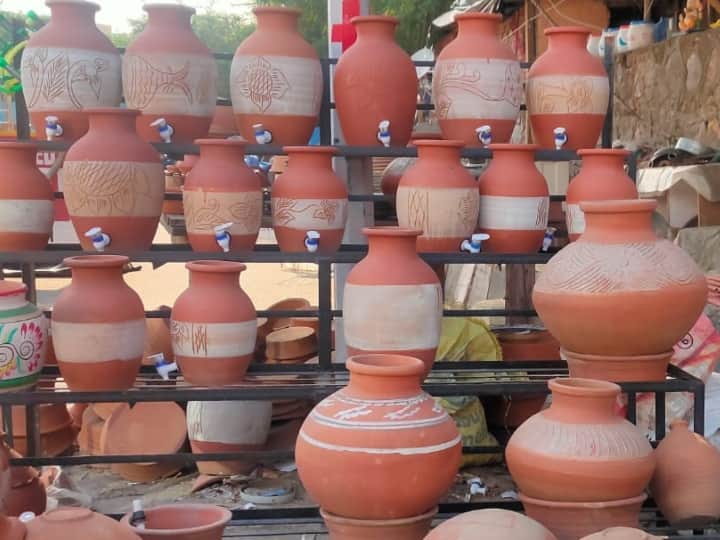   seasonal change spoils potters business in Delhi Even after pot water is healthy ann Pottery Business Delhi: मटके का पानी हेल्दी होने के बाद भी मांग में आई भारी कमी, कुम्हार परेशान, मौसम के मिजाज ने बिगाड़ा कारोबार