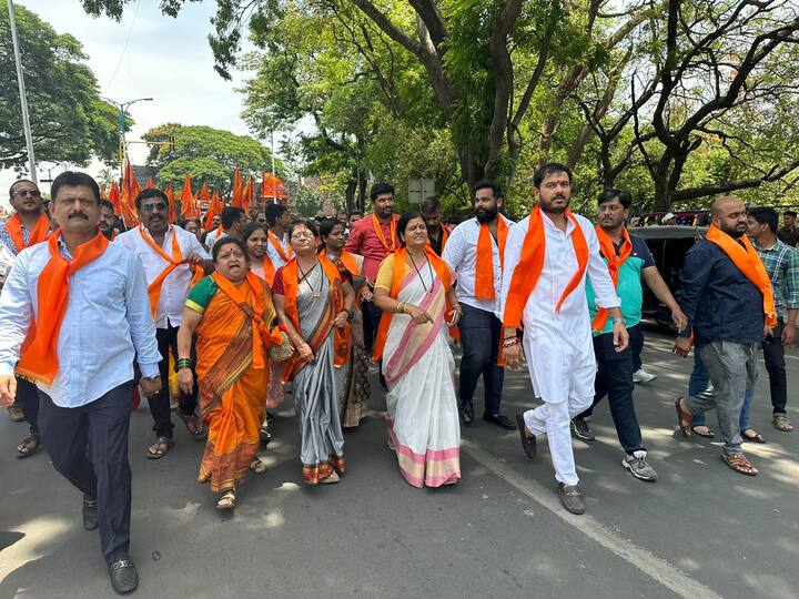 त्यामुळे शिंदे- फडणवीस सरकार बचावलं. याचा जल्लोष पुण्यात भाजप आणि शिवसेनेकडून साजरा करण्यात आला.