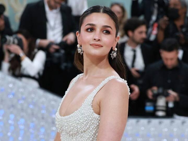 Alia Bhatt statement on allegation of nepotism said never take my work lightly gave 100 percent 'पेरेंट्स नहीं बल्कि इस शख्स की वजह से कर सकी बॉलीवुड डेब्यू', नेपोटिजम पर बोलीं आलिया भट्ट