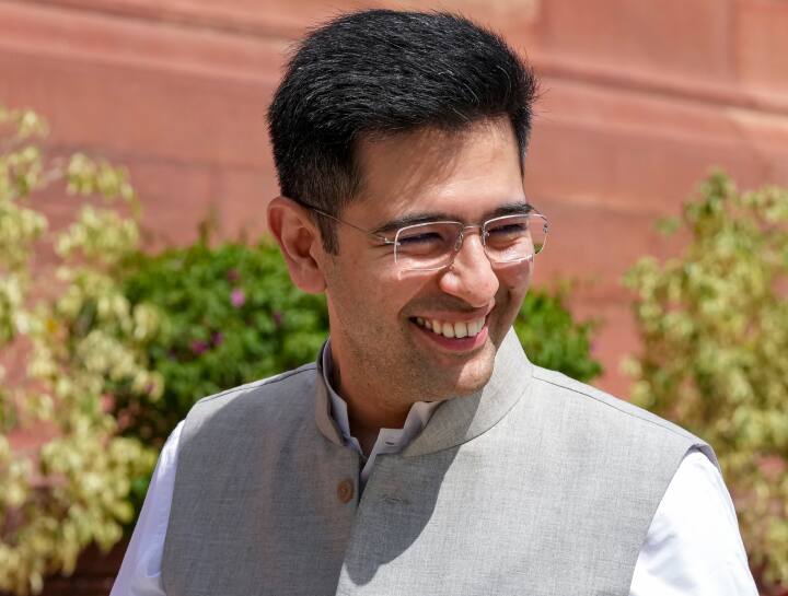 Delhi Government vs Centre Row SC Verdict Sanjay Singh Raghav Chadha Kapil Mishra First Reaction Delhi Government vs Centre Row: 'दिल्ली को दिल्ली वाले चलाएंगे, पैराशूट से उतारे गए LG नहीं', सुप्रीम कोर्ट के फैसले पर बोले राघव चड्ढा