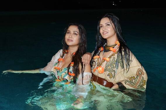 পুল পার্টিতে টলি-তারকারা