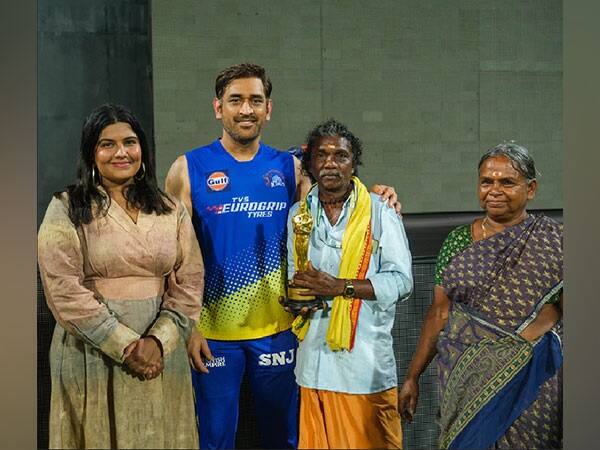 Dhoni gifts CSK jersey to the team of Oscar-winning documentary 'The Elephant Whispers', poses with Kartikeya Gonsalves! The Elephant Whisperers:ધોનીએ ઓસ્કાર વિજેતા ડોક્યુમેન્ટ્રી 'ધ એલિફન્ટ વ્હીસ્પર્સ'ની ટીમને CSK જર્સી આપી ભેટમાં, કાર્તિકેય ગોન્સાલ્વિસ સાથે આપ્યો પોઝ!