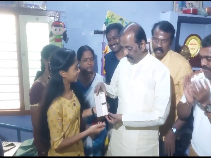 Golden Pen to Nandhini: 'கல்வி உலகம் நந்தினியை கொண்டாட வேண்டும்' - தங்கைக்கு தங்கப் பேனா அளித்த வைரமுத்து