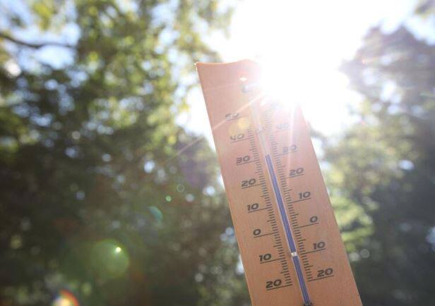 काही भागात तापमानाचा पारा 42 अंश सेल्सिअसपर्यंत जाण्याची शक्यता आहे. तर काही भागात मुसळधार पावसाचा इशाराही हवामान विभागानं दिला आहे.