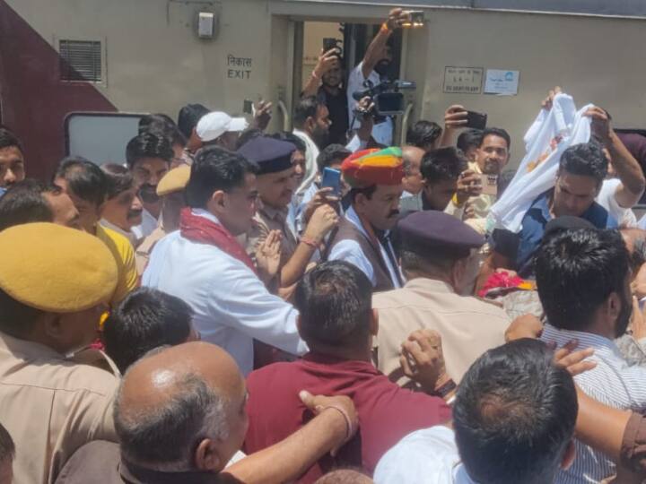 Jan Sangharsh Yatra: सचिन पायलट रानीखेत एक्सप्रेस से अजमेर गए, ट्रेन में प्रदेश के अलग-अलग क्षेत्रों से सैकड़ों युवा Sachin Pilot Jan Sangharsh Yatra Train Travel to Ajmer Youth and MLA Support ANN Jan Sangharsh Yatra: सचिन पायलट रानीखेत एक्सप्रेस से अजमेर गए, ट्रेन में प्रदेश के अलग-अलग क्षेत्रों से सैकड़ों युवा