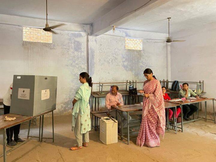 अनुप्रिया पटेल इस दौरान मतदान केंद्र पर बाकायदा लाइन में लगकर मतदान करने गई और सभी प्रक्रियाओं का पालन किया.