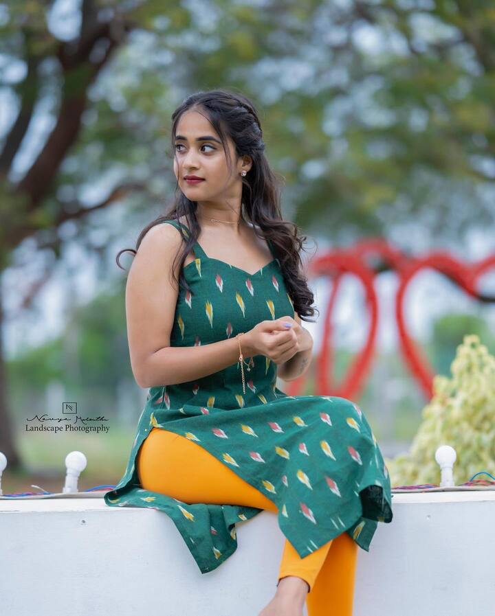 యూట్యూబర్ గా ప్రయాణాన్ని మొదలుపెట్టిన దీప్తి సునయన తరువాత బిగ్ బాస్ సెలెబ్రిటీగా మారింది.