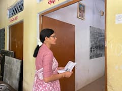 UP Nikay Chunav Voting: निकाय चुनाव में वोट डालने के बाद अनुप्रिया पटेल का दिखा खास अंदाज, मुस्कुराकर दी ये प्रतिक्रिया