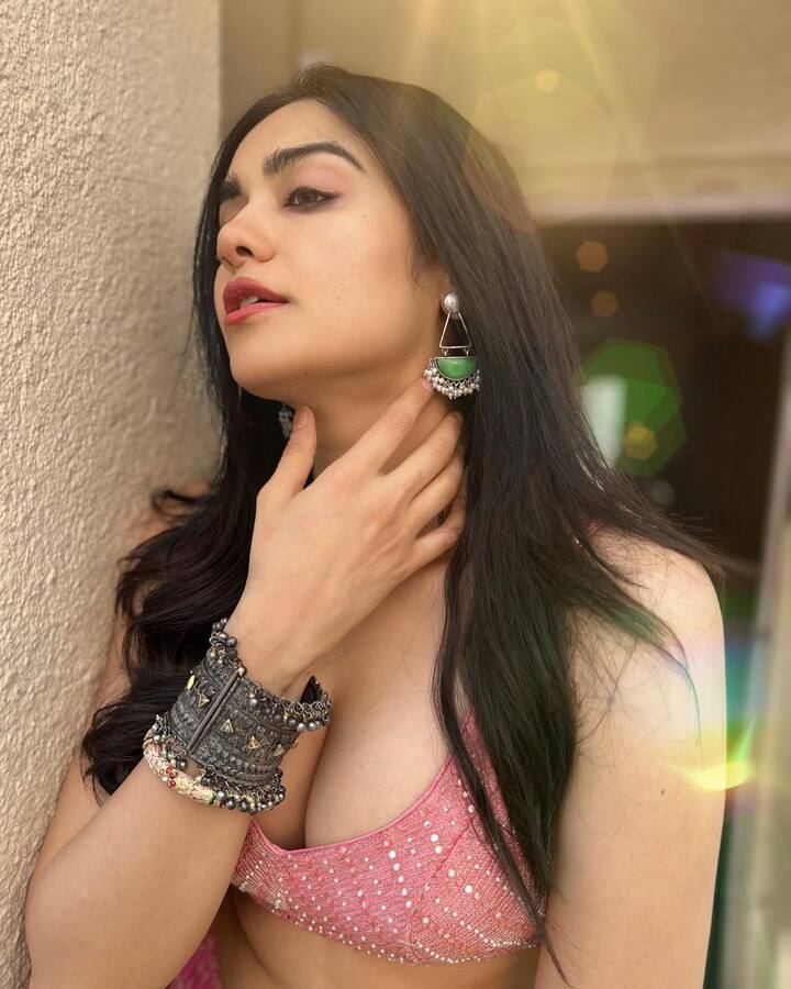 अदा ही सोशल मीडियावर अॅक्टिव असते. ती सोशल मीडियावर विविध पोस्ट शेअर करते.