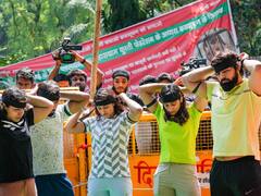 Wrestlers Protest: जंतर मंतर पर पहलवानों ने मनाया ब्लैक-डे, कहा- जो बृजभूषण का समर्थन कर रहे हैं वो...