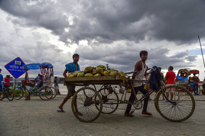 রবিবার বাংলাদেশ ও মায়ানমার উপকূলে আছড়ে পড়ার আগে তা অতি শক্তিশালী ঘূর্ণিঝড়ে পরিণত হবে। ঝড়ের সর্বোচ্চ গতিবেগ হতে পারে ঘণ্টায় ১৪৫ কিলোমিটার।