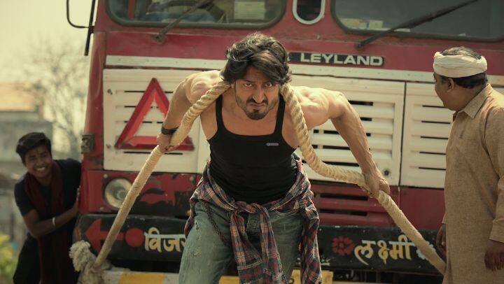 विद्युत जामवाल बॉलीवुड के टॉप एक्शन हीरो की लिस्ट में शुमार हैं. 'कमांडो', 'खुदा हाफिज़', 'द पावर' और 'सनक' जैसी फिल्मों में उन्होंने खतरनाक एक्शन सीन्स किए हैं.