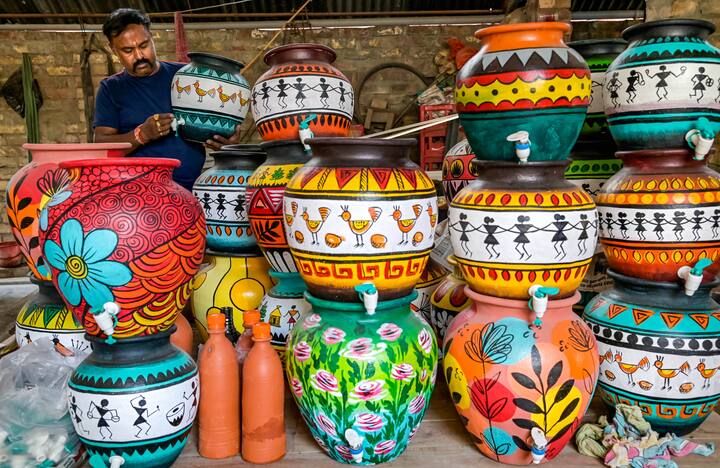 ফ্রিজের জলকেও ছাপিয়ে যায় কুঁজোর জলের আরাম। কিন্তু কেন? কখনও কেউ ভেবে দেখেছেন? সামান্য মাটির কুঁজো তীব্র গরমেও কীভাবে ঠান্ডা রাখে ভিতরে রাখা জল? এর পিছনে রয়েছে খুব সহজ একটি বৈজ্ঞানিক কারণ। বাষ্পীভবনের কারণেই গরমকালে মাটির কুঁজোর জল ঠান্ডা থাকে।