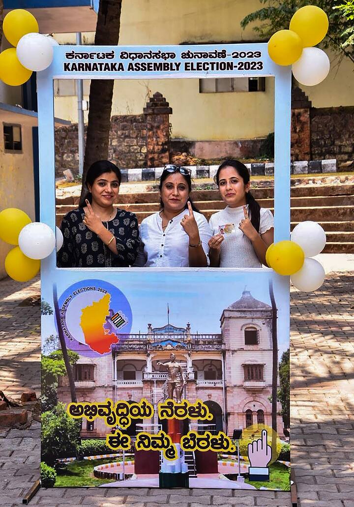 শুরুটা ধীরেই হয়েছিল। তারপর ধীরে ধীরে ভোটকেন্দ্রে ভিড় জমতে দেখা যায়। নির্বাচন কমিশন জানিয়েছে, কর্নাটকে সবচেয়ে বেশি ভোট পড়েছে চিকাবল্লাপুর জেলায়। ওই জেলায় ভোটদানের হার ৭৬.৬৪ শতাংশ। সবচেয়ে কম ভোট পড়েছে বৃহৎ বেঙ্গালুরু দক্ষিণে। সেখানে ভোটদানের হার ৪৮.৬৩ শতাংশ।