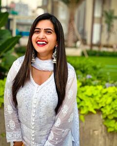 Sravanthi Chokarapu: మల్లెపువ్వులా మెరిసిపోతున్న యాంకర్ స్రవంతి