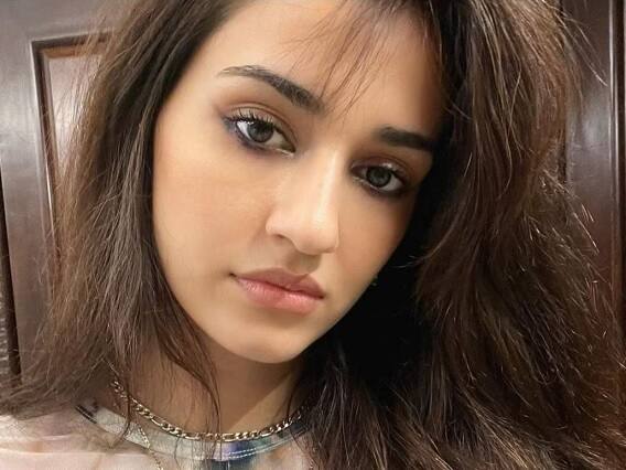 Disha Patani Pics: બોલિવૂડની સુંદર અભિનેત્રી દિશા પટણી તેની લેટેસ્ટ તસવીરોને કારણે સોશિયલ મીડિયા પર ટ્રોલ થઈ રહી છે. અભિનેત્રી માટે તેના મેકઅપ વગરની તસવીરો શેર કરવી ભારે પડી છે.