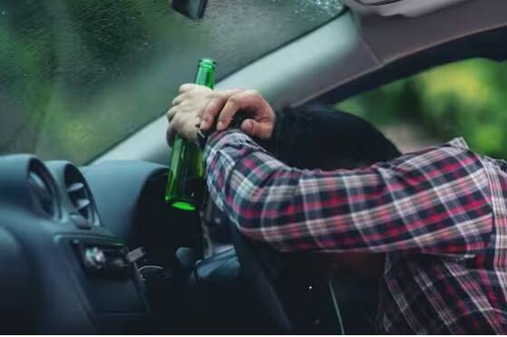 ਜੇ ਤੁਸੀਂ ਸ਼ਰਾਬ ਪੀ ਕੇ ਗੱਡੀ ਚਲਾਉਂਦੇ ਹੋਏ ਫੜੇ ਜਾਂਦੇ ਹੋ, ਤਾਂ ਪੁਲਿਸ ਤੁਹਾਨੂੰ 10,000 ਰੁਪਏ ਤੱਕ ਦਾ ਜੁਰਮਾਨਾ ਜਾਂ 6 ਮਹੀਨਿਆਂ ਤੱਕ ਦੀ ਜੇਲ੍ਹ ਕਰ ਸਕਦੀ ਹੈ।