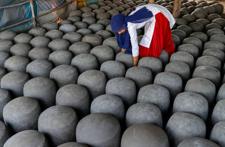 ছোটবেলার গল্প-উপকথায় মাটির কুঁজোর কথা আমরা পড়েছি। অনেকে হয়তো ছোটবেলায় বাড়িতে বা অন্য কোথাও মাটির কুঁজোও অনেকে দেখেছি। যাঁরা গরমকালে মাটির কুঁজোয় জল খেয়েছেন তাঁরা দেখেছেন, কতটা ঠান্ডা থাকে জল। বাইরে পারদ যতই চড়ুক। মাটির কলসি বা কুঁজোয় জল থাকে একেবারে ঠান্ডা।