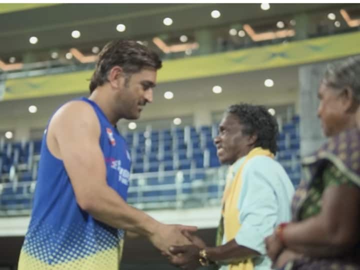 क्रिकेटर महेंद्र सिंह धोनीनं (Mahendra Singh Dhoni) नुकतीच ऑस्कर विजेती डॉक्युमेंट्री 'द एलिफंट विस्परर्स' (The Elephant Whisperers) च्या टीमची भेट घेतली आहे.