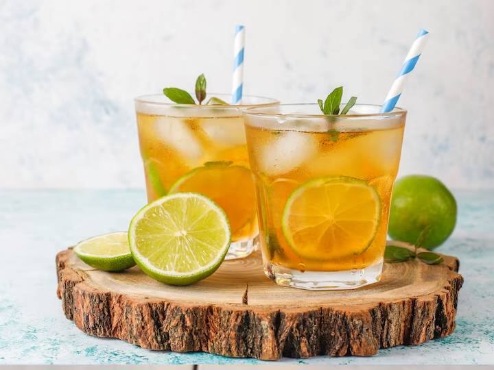 नींबू से रस निचोड़ कर कुछ देर के लिए अलग रख दें.अब एक बाउल में काली मिर्च, जीरा पाउडर, काला नमक, चाट मसाला, सूखा पुदीना पाउडर मिलाकर शिकंजी मसाला तैयार करें. इसे अच्छे से मिलाएं और यह तैयार है.