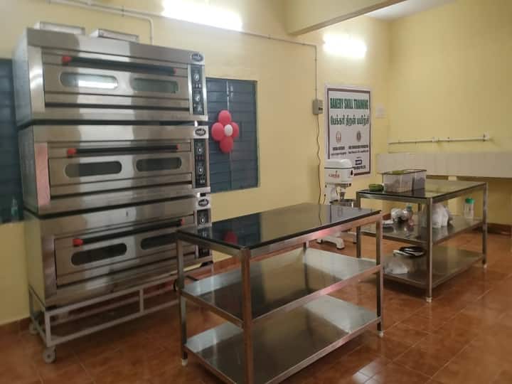 bakery factory has come into operation at Chengalpattu Seera Reform School TNN செங்கல்பட்டு சீரா சீர்திருத்த பள்ளியில் செயல்பாட்டுக்கு வந்த பேக்கரி தொழிற்கூடம் - நல்வழிப்படுத்த புதிய திட்டம்
