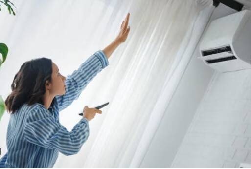 ਗਰਮੀਆਂ ਵਿੱਚ ਕਈ ਲੋਕਾਂ ਨੂੰ ਪੱਖੇ ਤੋਂ ਆਉਣ ਵਾਲੀ ਹਵਾ ਪਸੰਦ ਨਹੀਂ ਹੁੰਦੀ, ਇਸ ਲਈ ਉਹ ਆਪਣੇ ਘਰਾਂ ਵਿੱਚ ਏਅਰ ਕੰਡੀਸ਼ਨਡ ਕਮਰਿਆਂ ਵਿੱਚ ਕੰਮ ਕਰਨ ਤੇ ਸੌਣ ਨੂੰ ਤਰਜੀਹ ਦਿੰਦੇ ਹਨ ਪਰ ਇਸ ਤੋਂ ਇਲਾਵਾ, ਏਅਰ ਕੰਡੀਸ਼ਨਰ ਦੀ ਵਰਤੋਂ ਨਾਲ ਕੁਝ ਨੁਕਸਾਨਦੇਹ ਮਾੜੇ ਪ੍ਰਭਾਵ ਵੀ ਹੋ ਸਕਦੇ ਹਨ ਜੋ ਤੁਹਾਡੇ ਸਰੀਰ ਲਈ ਨੁਕਸਾਨਦੇਹ ਹੋ ਸਕਦੇ ਹਨ। ਆਓ ਜਾਣਦੇ ਹਾਂ AC ਵਿੱਚ ਜ਼ਿਆਦਾ ਸਮਾਂ ਬਿਤਾਉਣ ਦੇ ਕੀ ਨੁਕਸਾਨਦੇਹ ਹੋ ਸਕਦੇ ਹਨ।